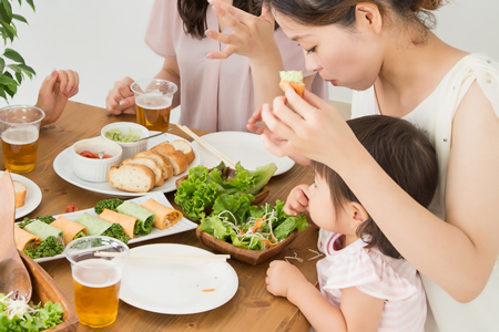 おいしそうに食べているところを見せる