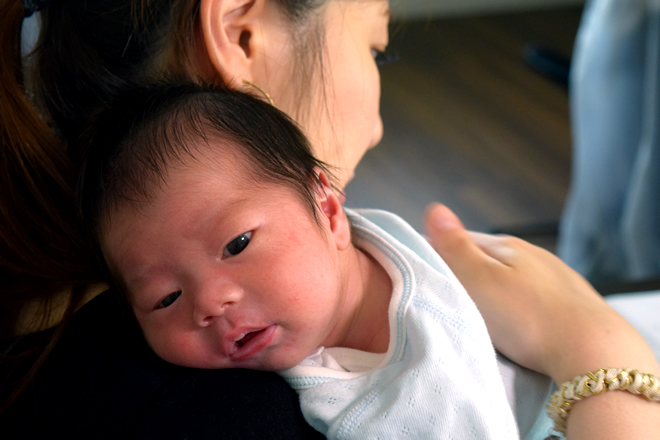 げっぷを出すにはコツが必要 新生児が寝ちゃった時どうしたらよいか マンビーノ Mambino ドルチボーレ育児メディア