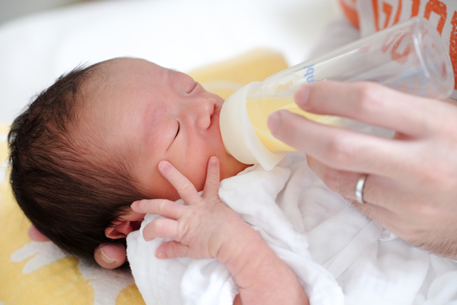 新生児のミルクの量の目安や間隔は？増やす基準をアドバイス