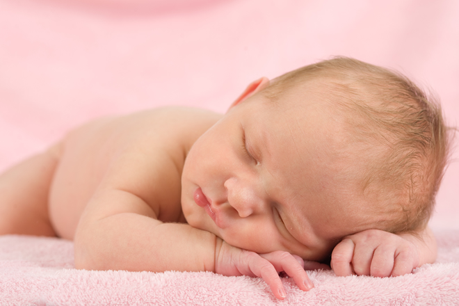 吐き戻しが多い新生児の意外な原因と吐き戻し予防策を解説