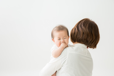 げっぷを出すにはコツが必要 新生児が寝ちゃった時どうしたらよいか マンビーノ Mambino ドルチボーレ育児メディア