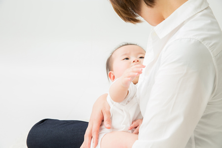 げっぷを出すにはコツが必要 新生児が寝ちゃった時どうしたらよいか マンビーノ Mambino ドルチボーレ育児メディア