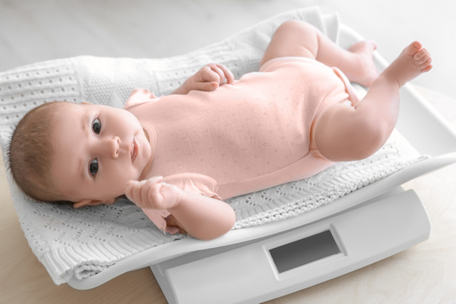 赤ちゃんの体重が気になる時はどうすれば良い？成長目安について
